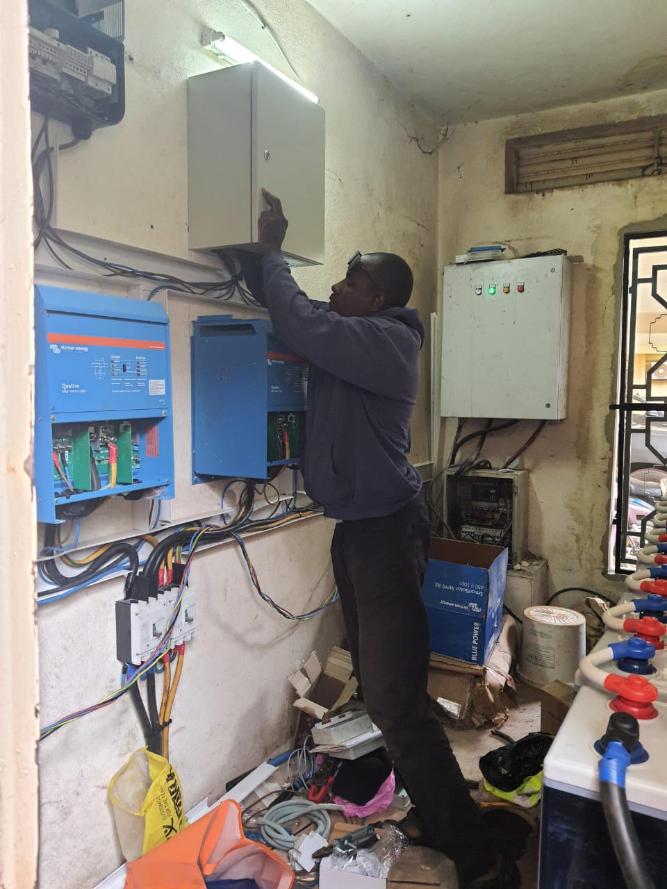 Onduleurs et coffrets de protection installes par MOHA COM SARL