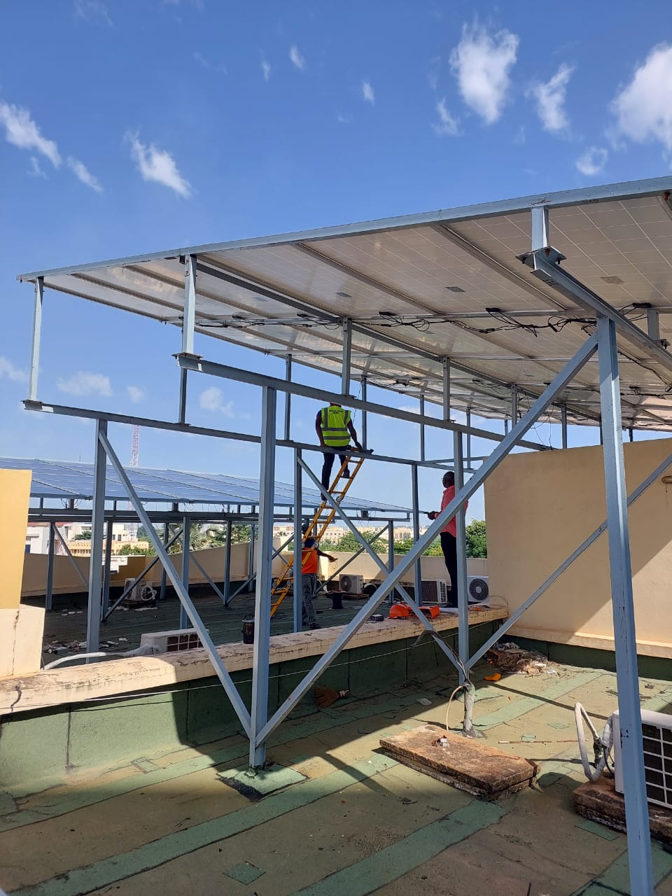 Structure de support et champ solaire monte par MOHA COM SARL