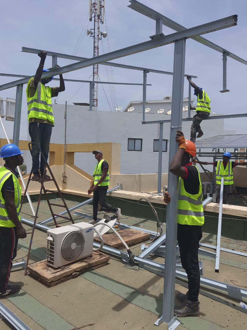 Structure de support et champ solaire monte par MOHA COM SARL