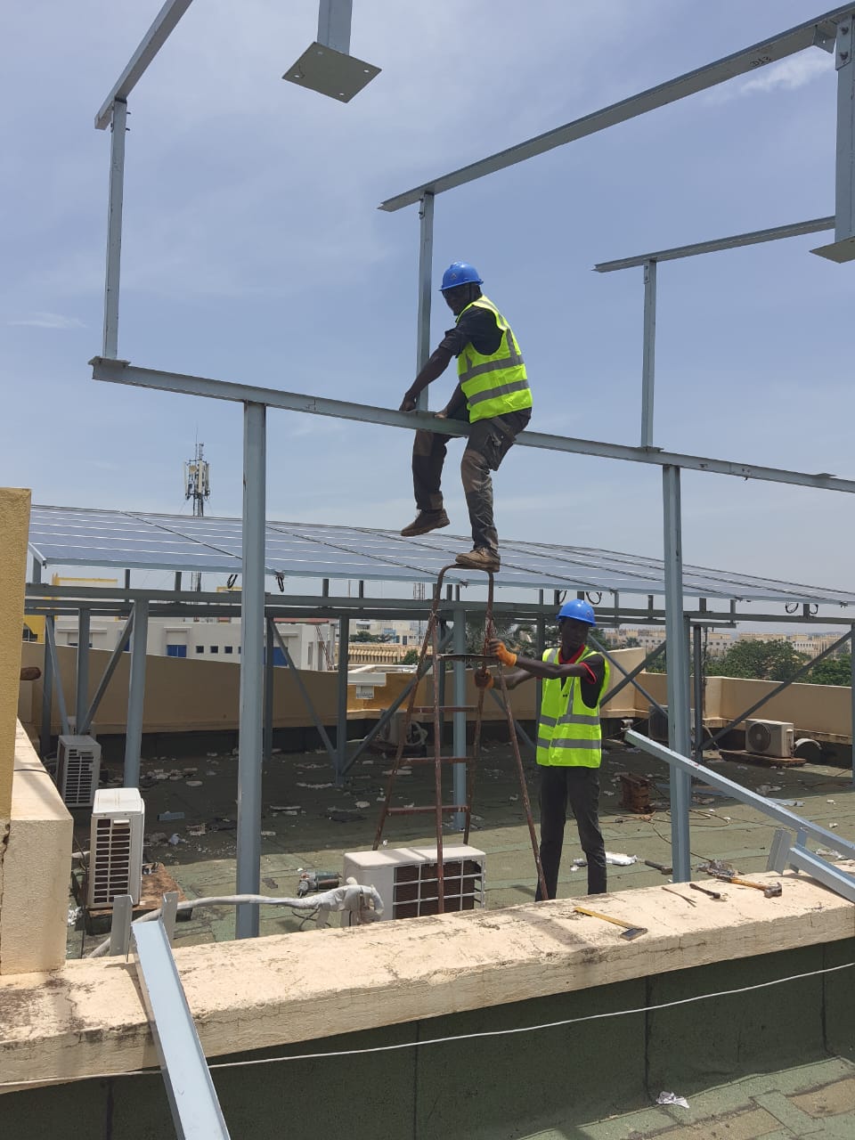 Montage de la structure porteuse d'une centrale solaire en toiture par MOHA COM SARL