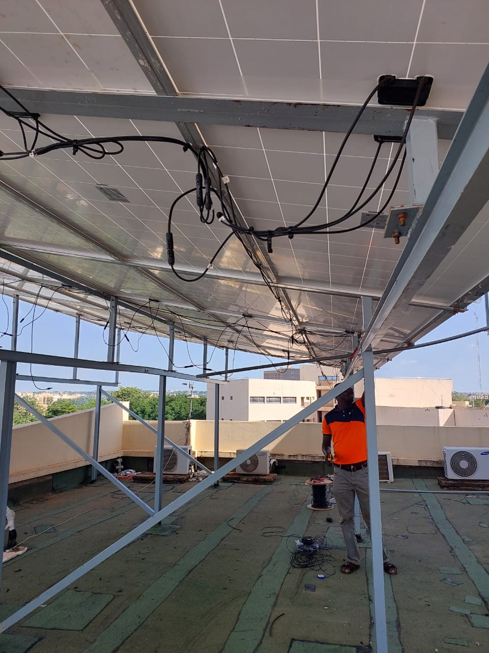 Champ photovoltaïque en toiture installé par MOHA COM SARL au Mali