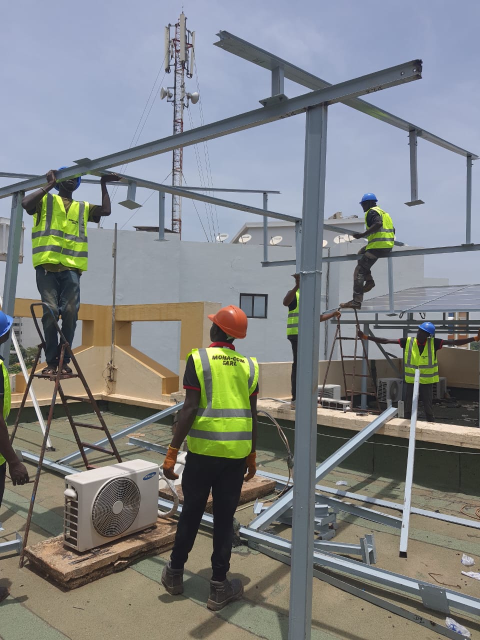 Montage de la structure porteuse d'une centrale solaire en toiture par MOHA COM SARL