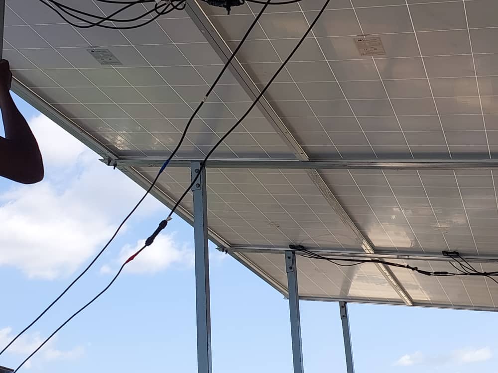 Champ photovoltaïque en toiture installé par MOHA COM SARL au Mali