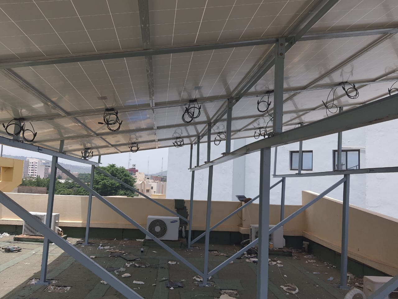 Champ photovoltaïque en toiture installé par MOHA COM SARL au Mali