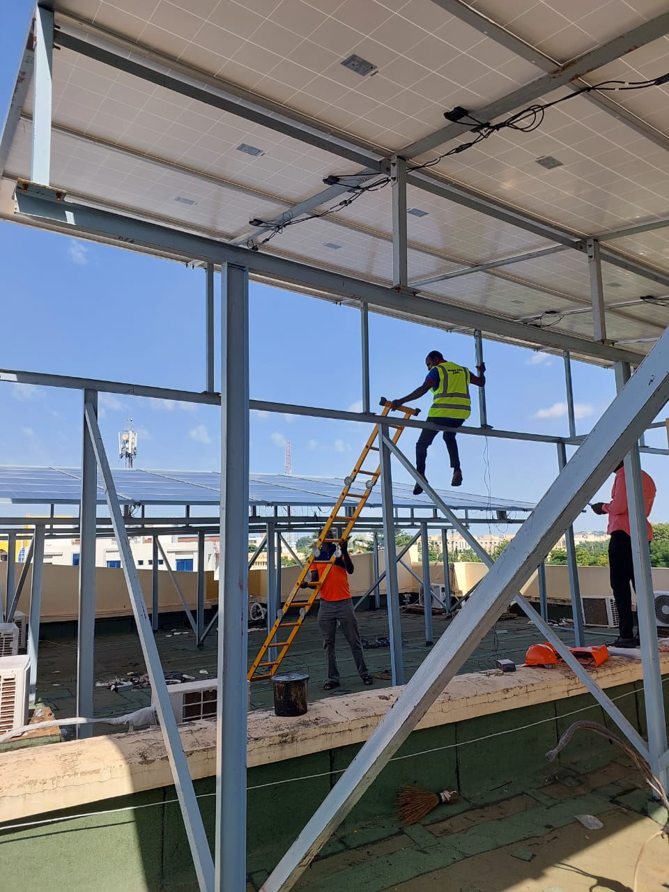 Montage de la structure porteuse d'une centrale solaire en toiture par MOHA COM SARL