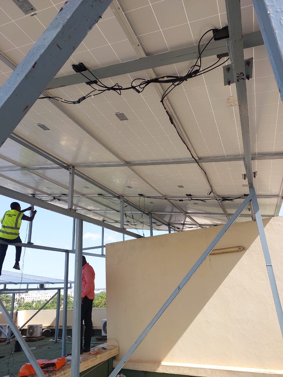 Structure de support et champ solaire monte par MOHA COM SARL