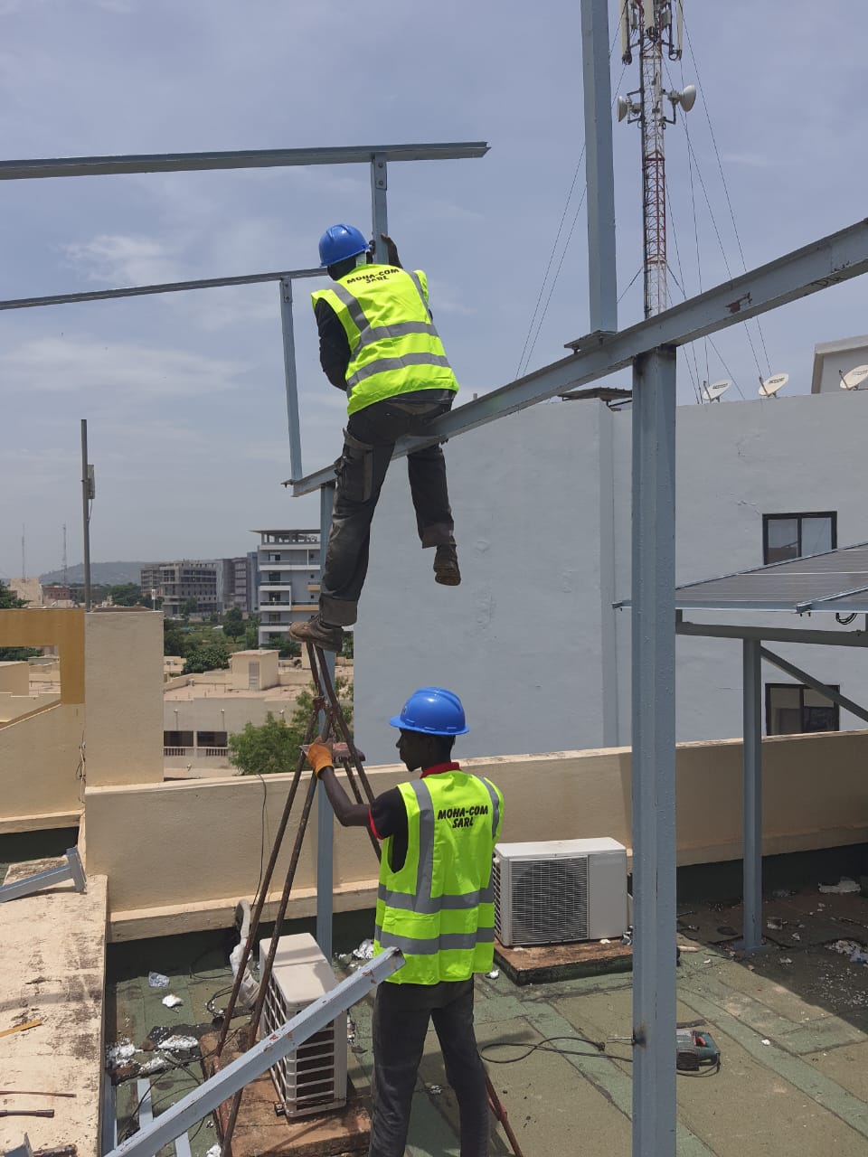 Montage de la structure porteuse d'une centrale solaire en toiture par MOHA COM SARL