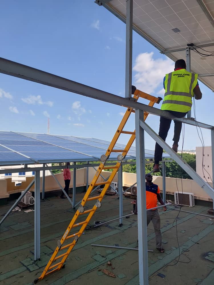 Champ photovoltaïque en toiture installé par MOHA COM SARL au Mali