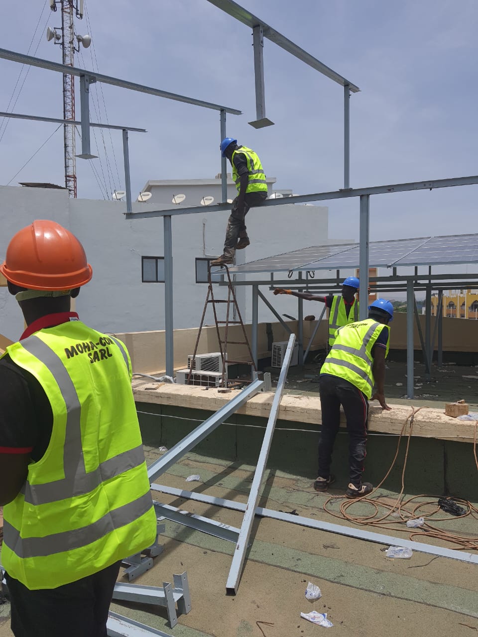 Montage de la structure porteuse d'une centrale solaire en toiture par MOHA COM SARL