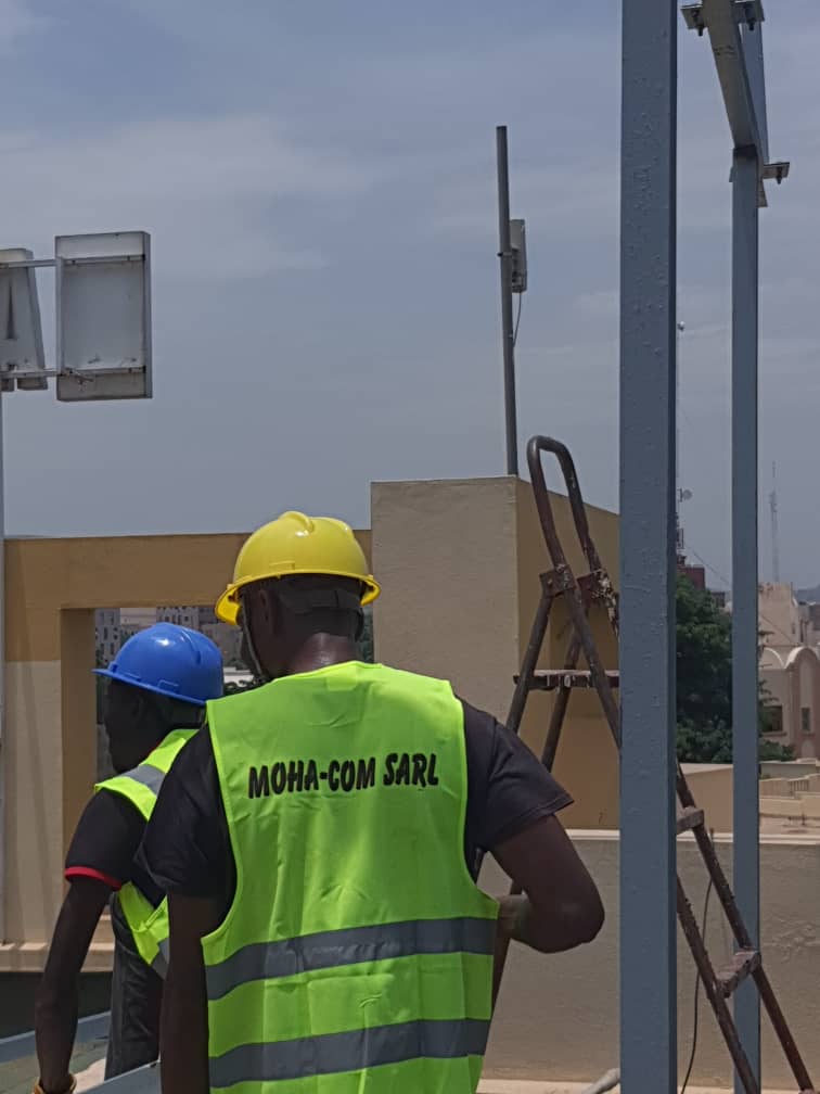 Montage de la structure porteuse d'une centrale solaire en toiture par MOHA COM SARL