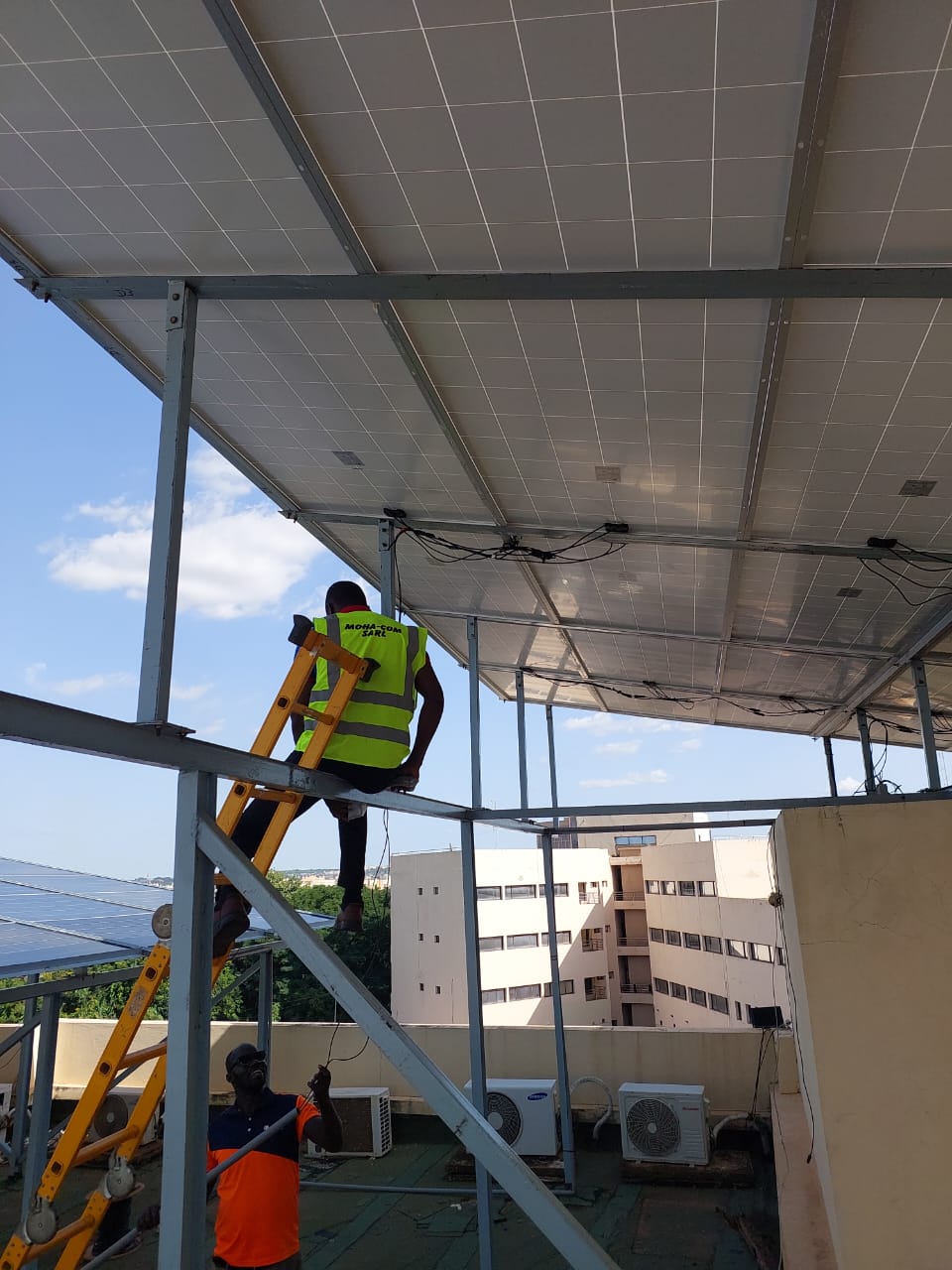 Champ photovoltaïque en toiture installé par MOHA COM SARL au Mali