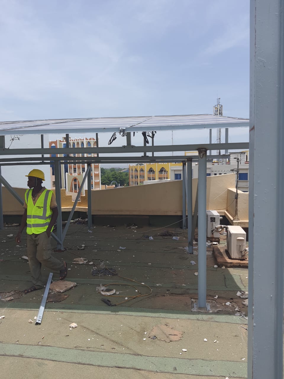 Montage de la structure porteuse d'une centrale solaire en toiture par MOHA COM SARL
