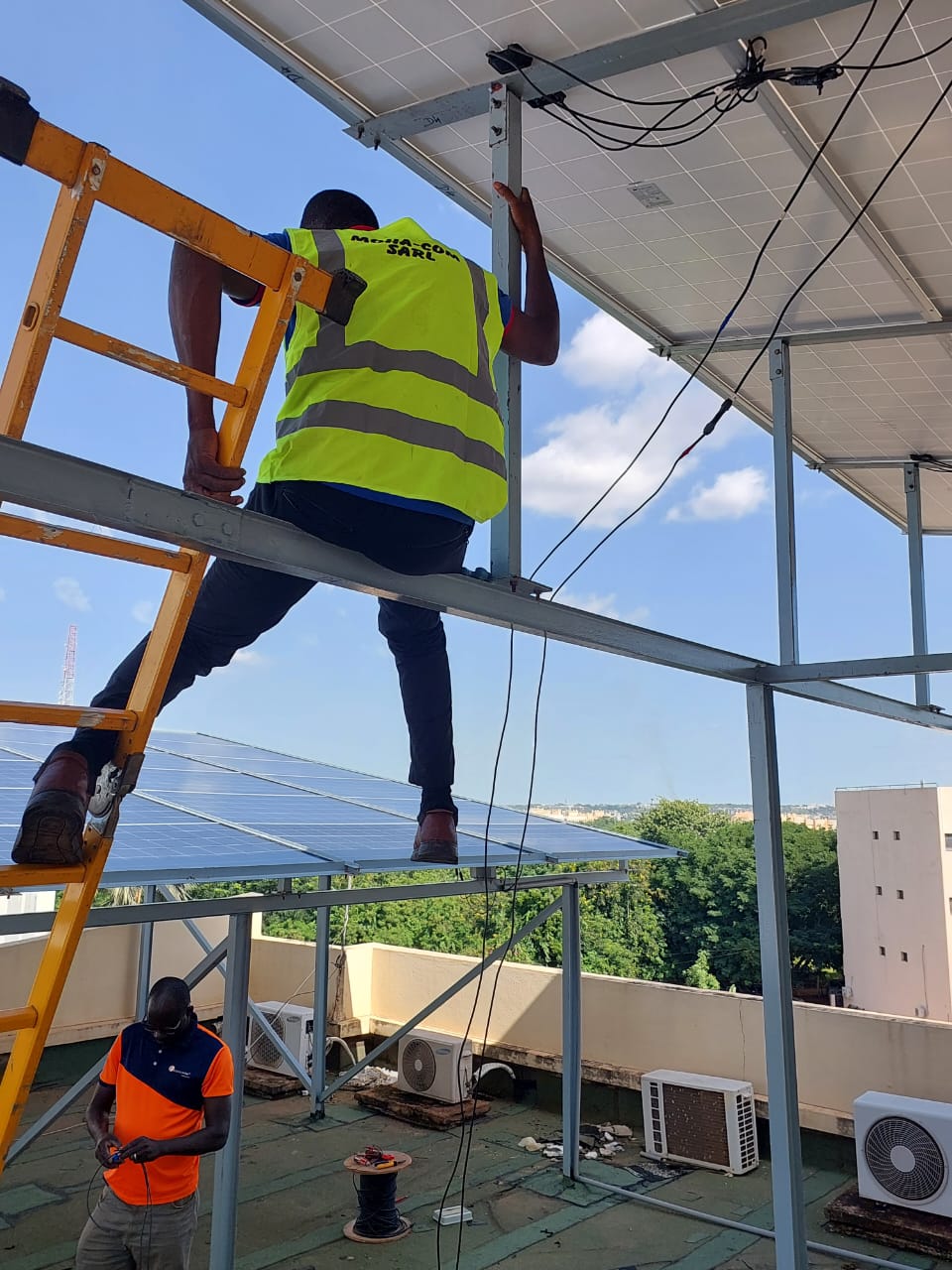 Installation solaire en toiture realisee par MOHA COM SARL