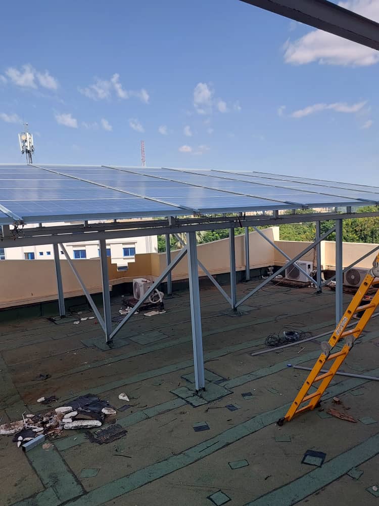 Champ photovoltaïque en toiture installé par MOHA COM SARL au Mali