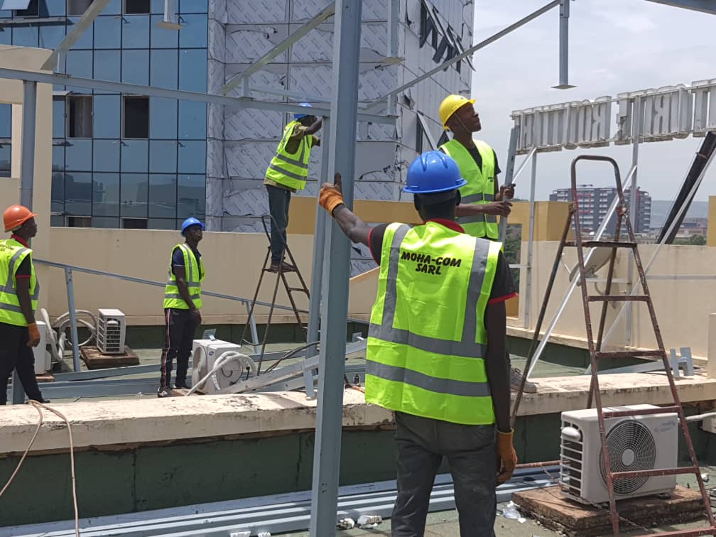 Montage de la structure porteuse d'une centrale solaire en toiture par MOHA COM SARL
