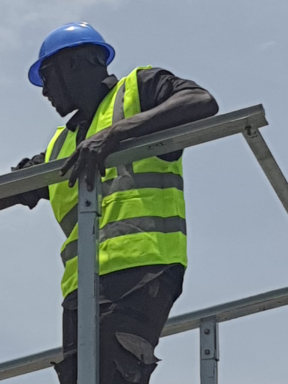 Montage de la structure porteuse d'une centrale solaire en toiture par MOHA COM SARL