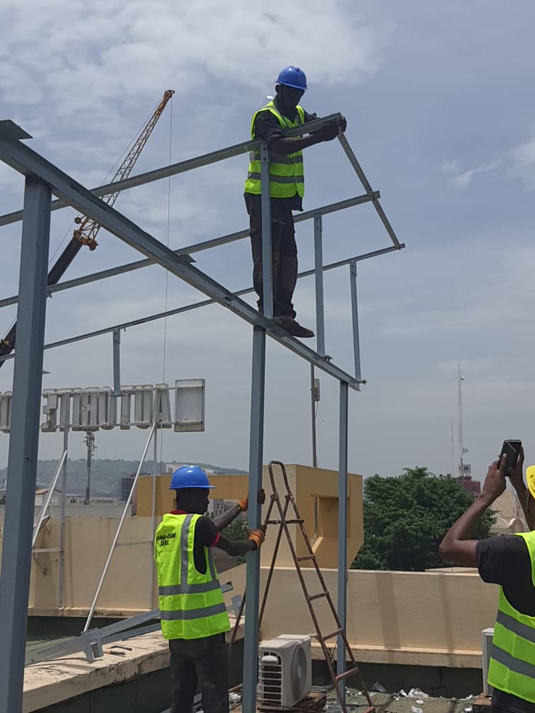 Montage de la structure porteuse d'une centrale solaire en toiture par MOHA COM SARL