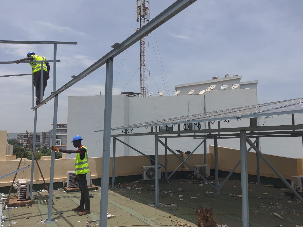 Montage de la structure porteuse d'une centrale solaire en toiture par MOHA COM SARL