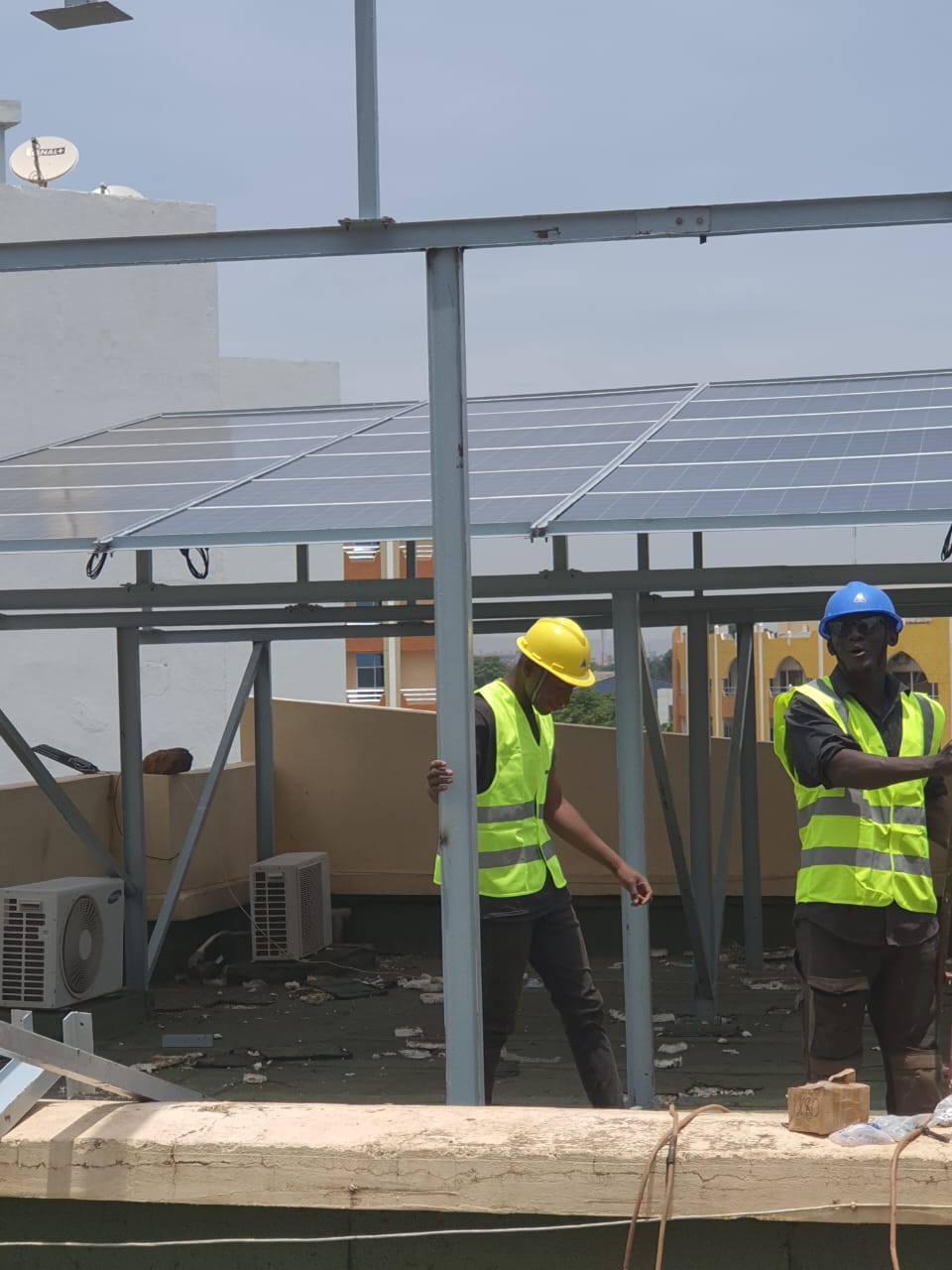 Champ photovoltaïque en toiture installé par MOHA COM SARL au Mali