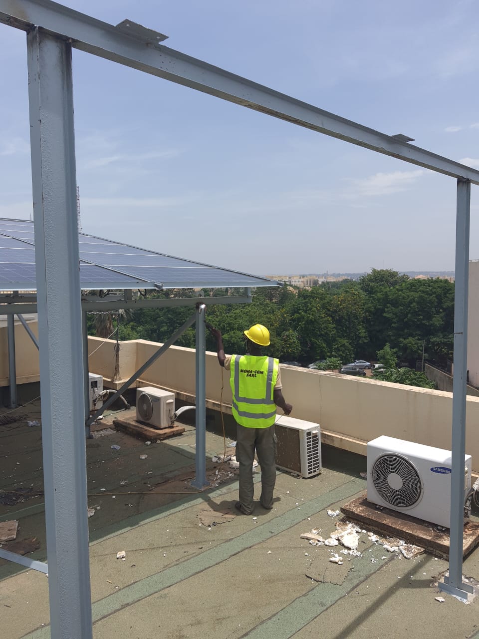 Montage de la structure porteuse d'une centrale solaire en toiture par MOHA COM SARL