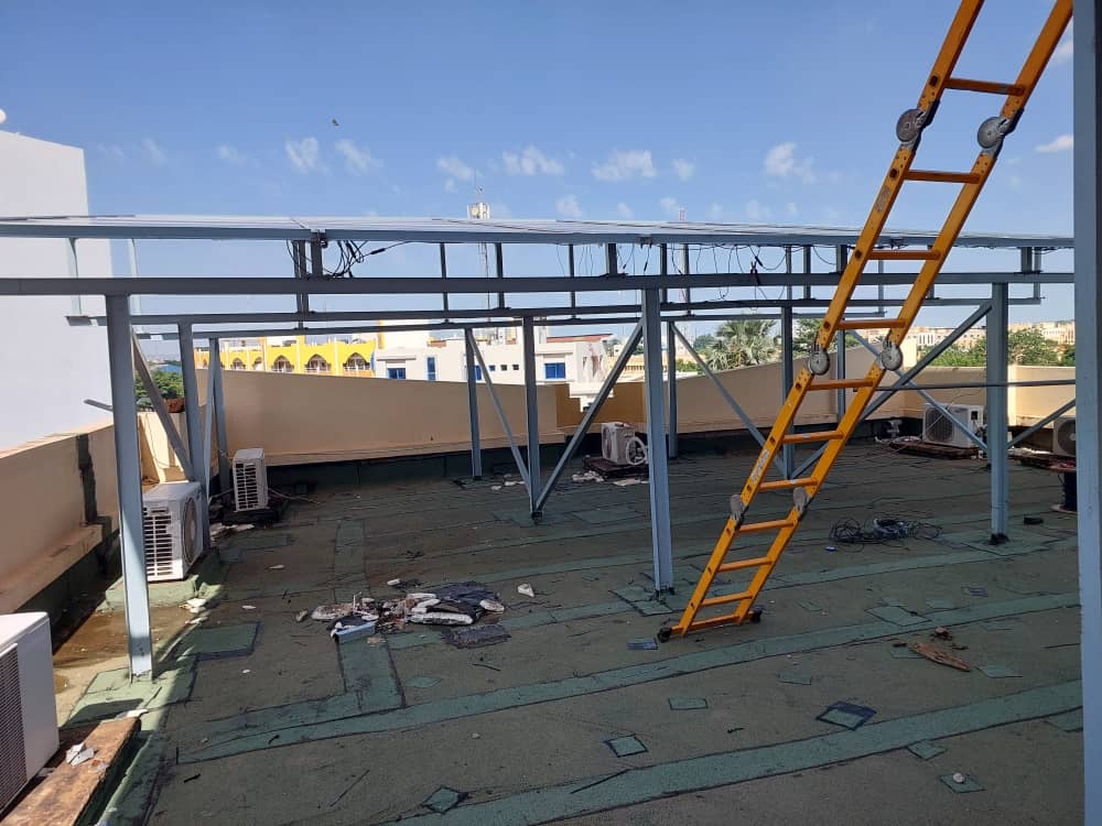 Montage de la structure porteuse d'une centrale solaire en toiture par MOHA COM SARL