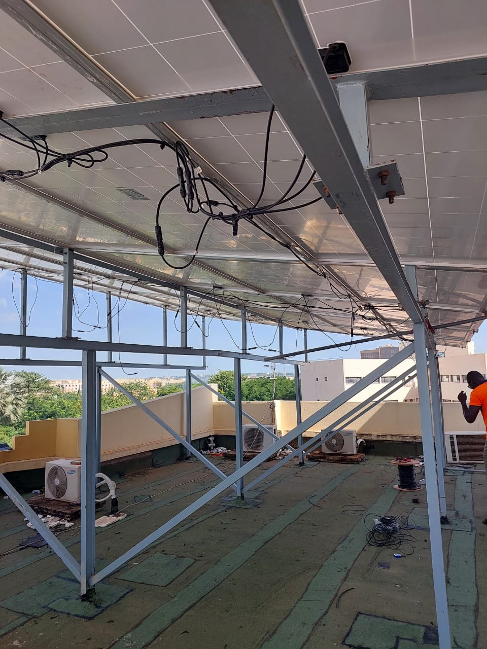 Champ photovoltaïque en toiture installé par MOHA COM SARL au Mali
