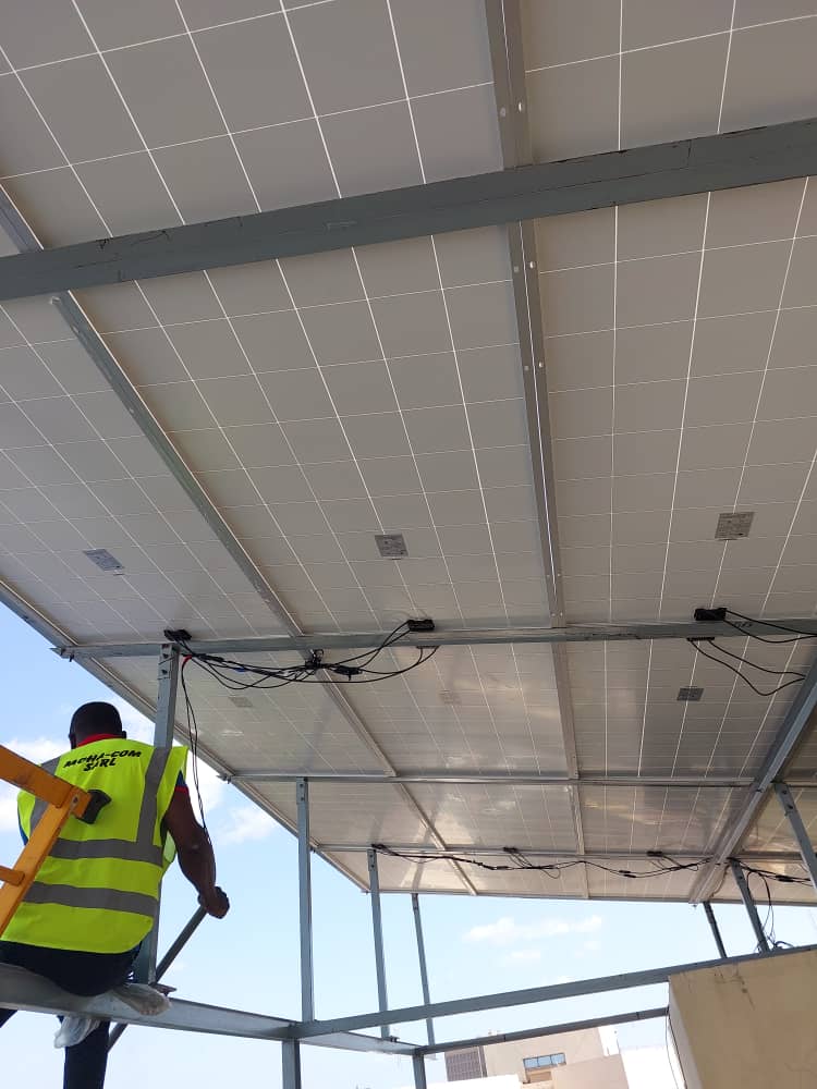 Champ photovoltaïque en toiture installé par MOHA COM SARL au Mali