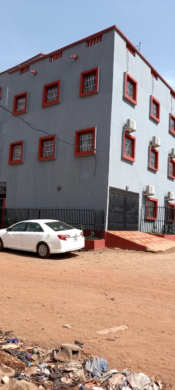 Façade historique des Résidences Safety à Bamako